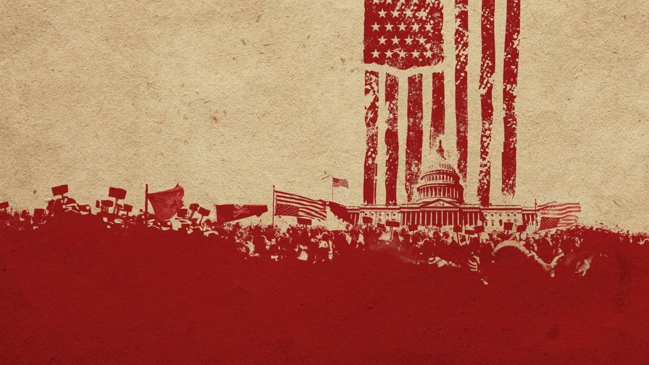 Pôster de documentário Ataque ao Capitólio, em cores vermelhas, com a bandeira dos Estados Unidos