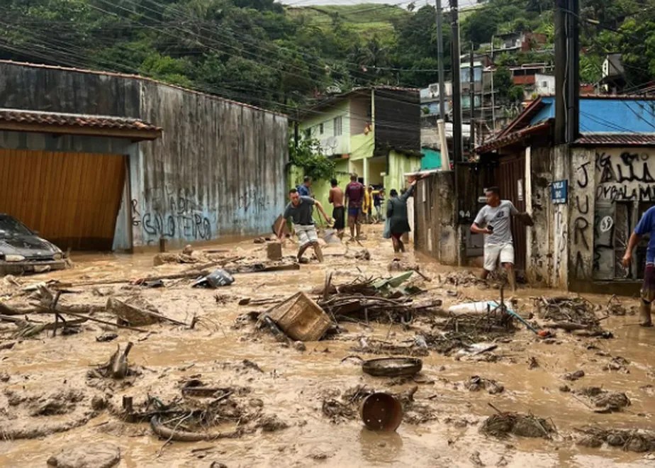 Imagem mostra rua alagada