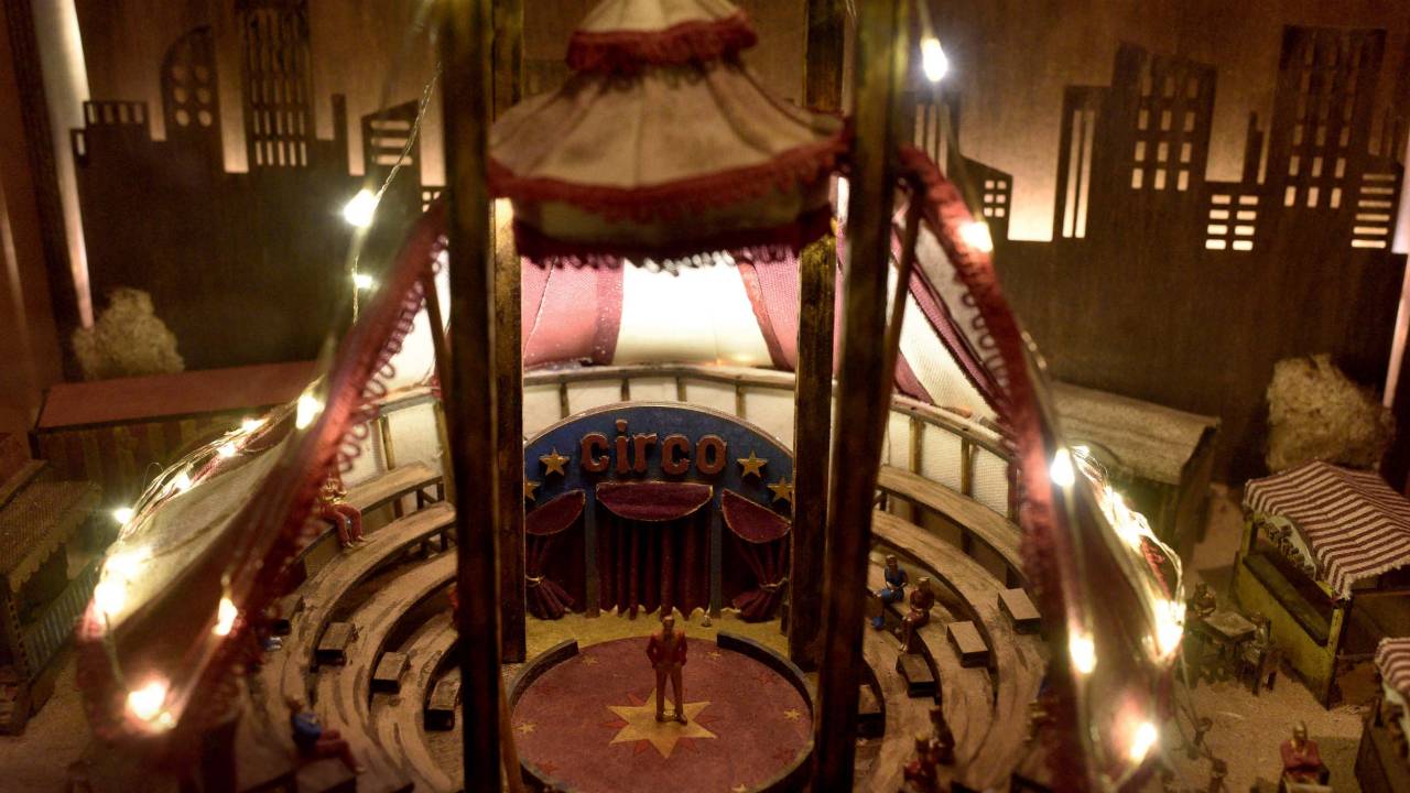 Imagem mostra maquete de circo com luzes