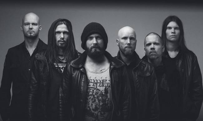 crédito Jussi Ratilainen_Divulgação.jpg Imagem em preto e branco mostra seis homens sérios, com roupas pretas