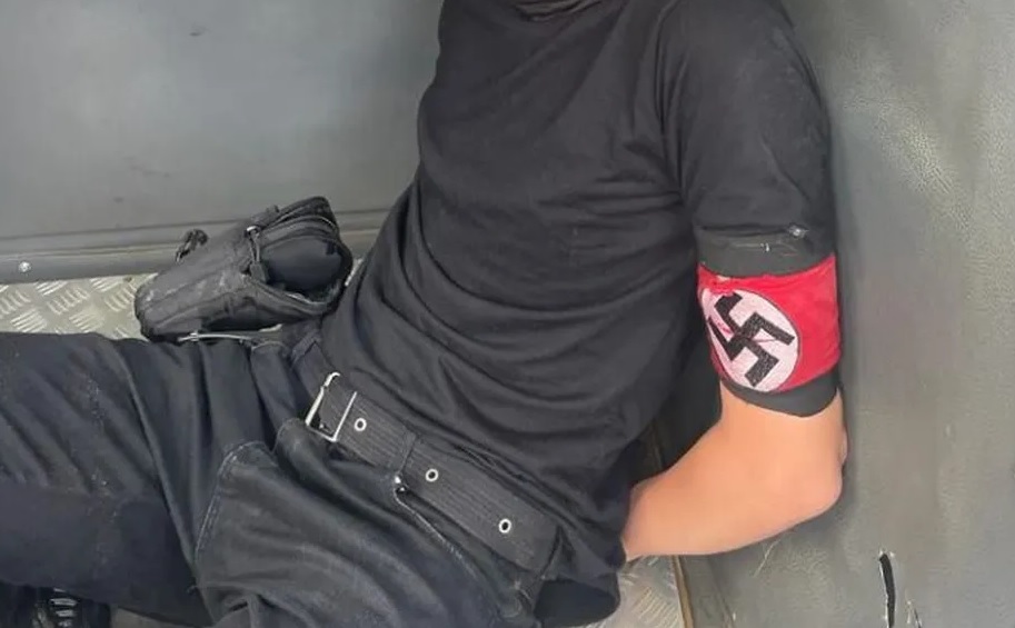 Jovem com suástica no braço atira bombas em escola no interior de SP