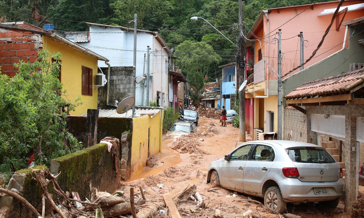 Ubatuba e São Sebastião atingidas pelas chuvas, com lama nas ruas e carros atolados