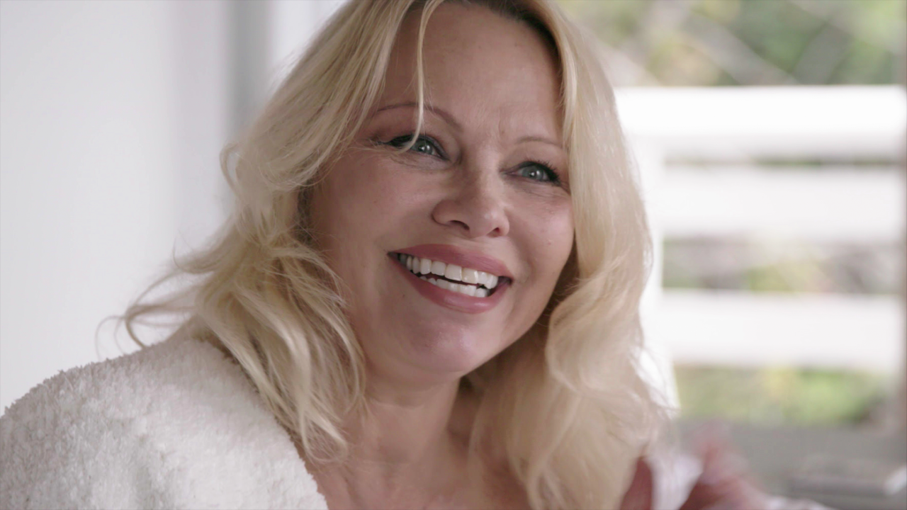 Pamela Anderson, loira, sorrindo