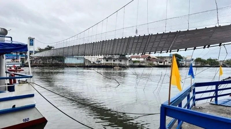 Imagem mostra ponte arrebentada sobre mar