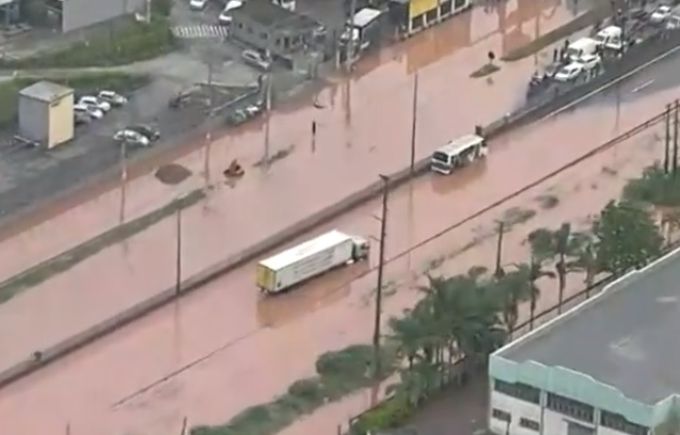 Água inundou veículos em Taboão da Serra