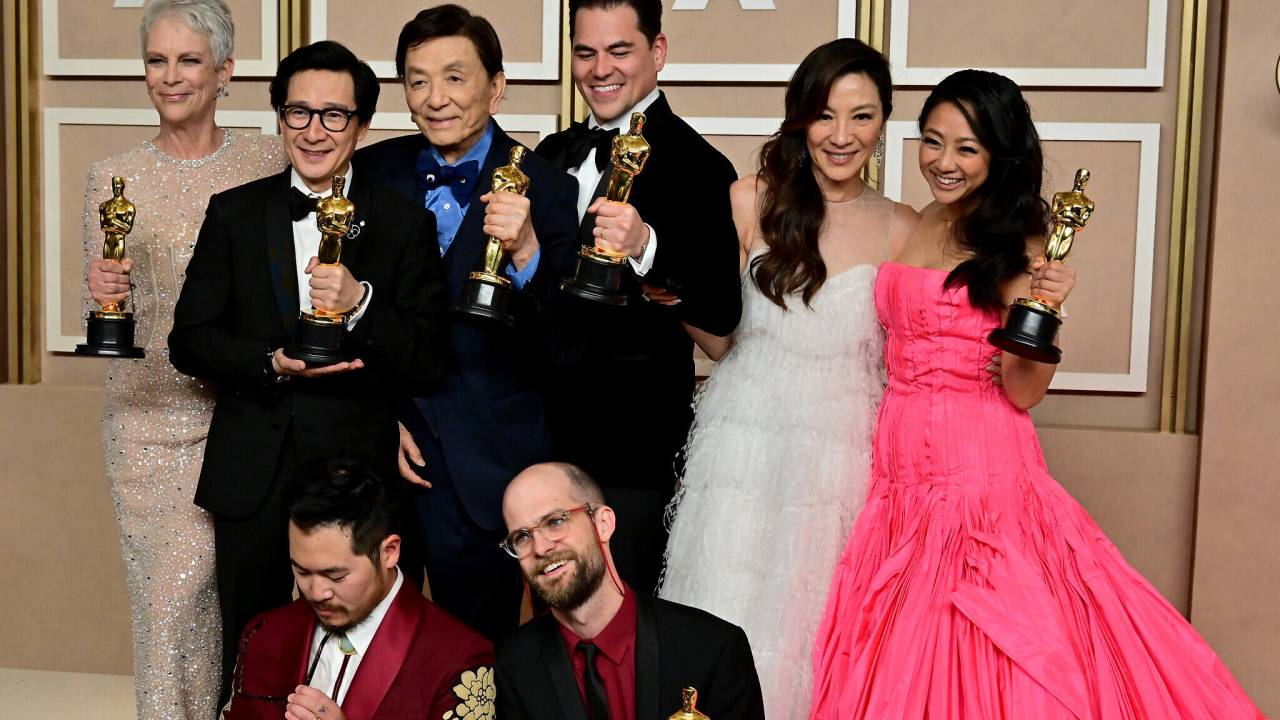 Equipe do filme no tapete com seus Oscars