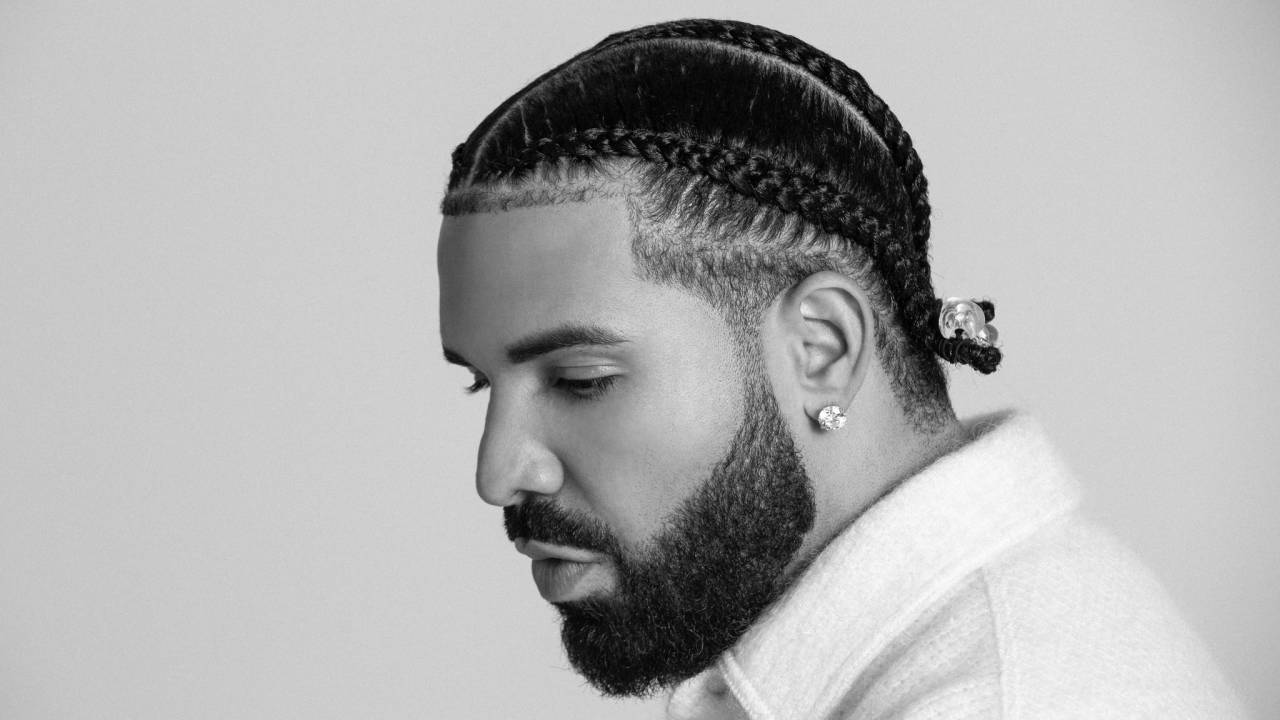 Drake de perfil em uma foto preto e branco