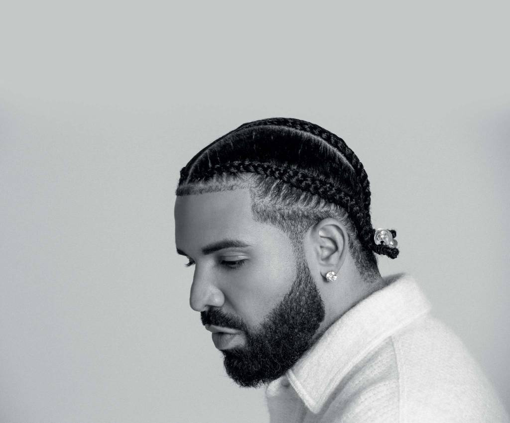 Drake Imagem em preto e branco mostra homem de perfil, olhando para baixo