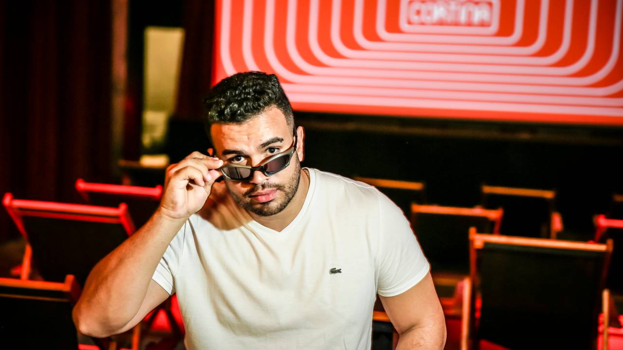Raul Nunes posa no Cine Cortina com um óculos de sol