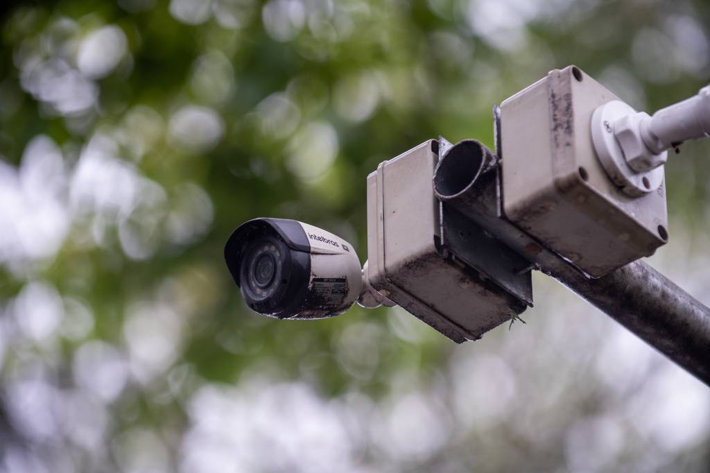 Câmera de monitoramento em rua de São Paulo.