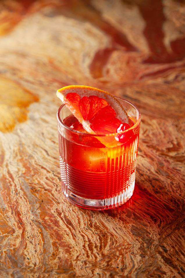 Alto negroni: gim, um toque de cachaça com infusão de nibs de cacau e laranja desidratada, Campari e vermute tinto