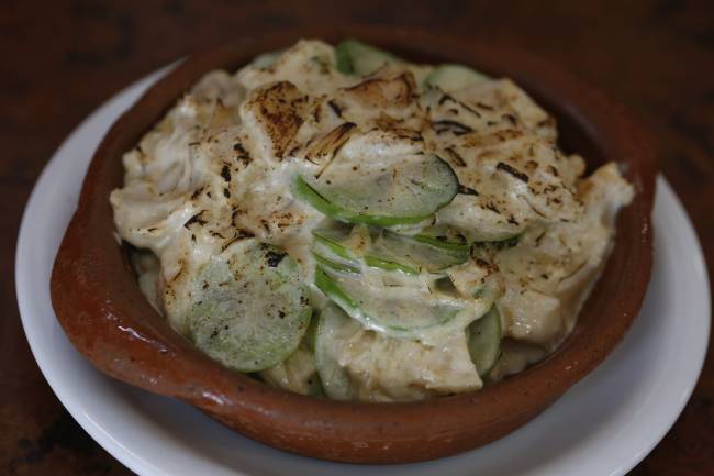 Prato de barro com bacalhau com jiló