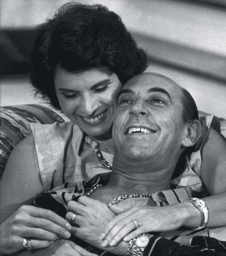 CH e Raul Cortez, novela Partido Alto 1984 (ACERVO TV GLOBO-DIVULGAÇÃO) (2).jpg Foto em preto e branco de Célia e Raul abraçados.