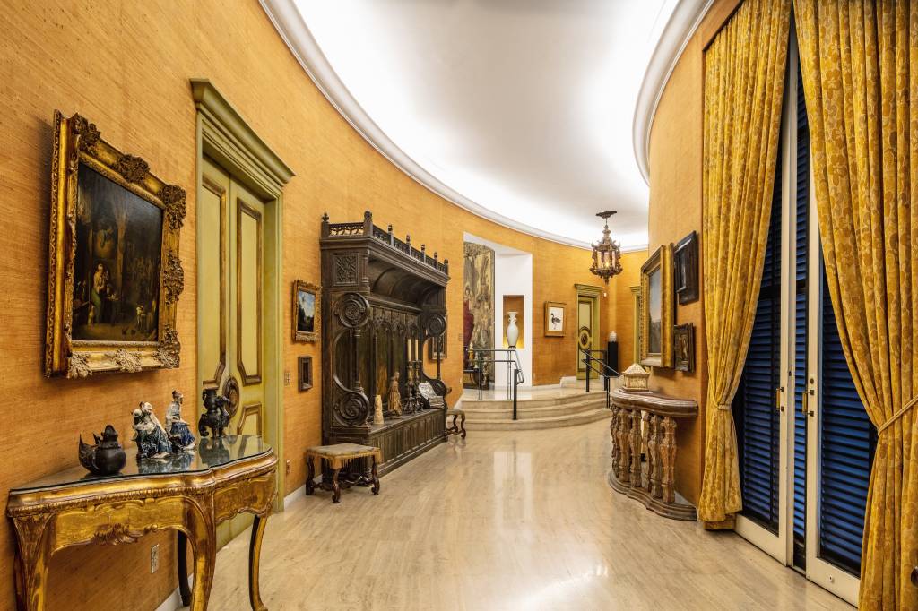 Casa Museu Ema Klabin (Nelson Kon-Arquivo Casa Museu Ema Klabin-Divulgação) (3) Corredor da Casa Museu Ema Klabin exibe móveis antigos e parede amarela.