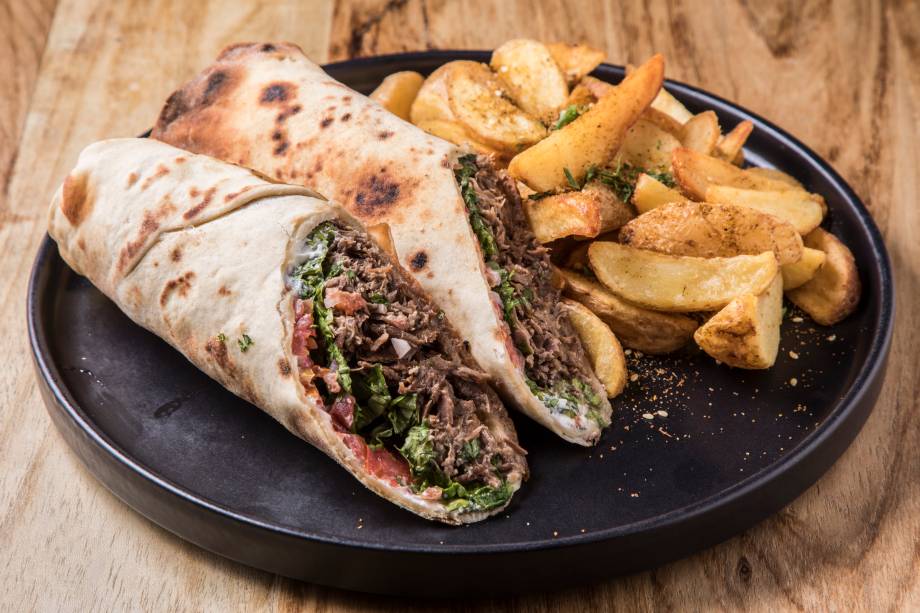 Chawarma de cordeiro do Azay: carne marinada por doze horas antes de ir ao forno por mais seis