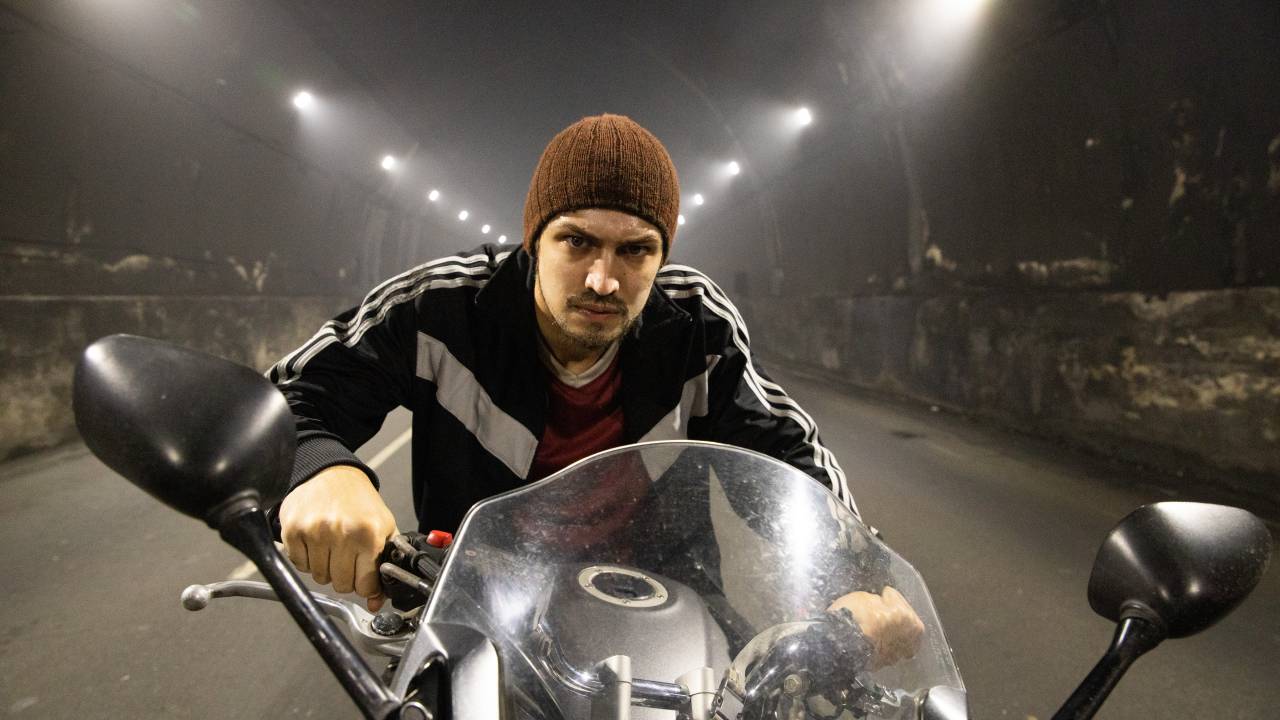 Gabriel Leone, como Dom, anda de moto