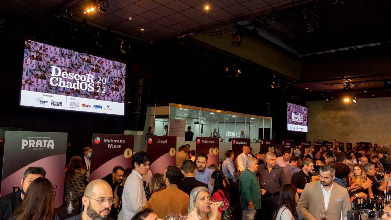 Ambiente da feira de vinhos Descorchados com pessoas em pé e bebendo vinho