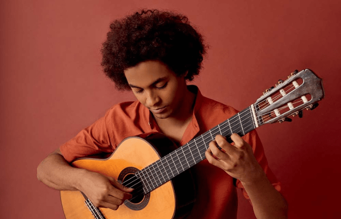 Fenômeno paulista do violão, Plínio Fernandes faz concerto no Teatro B32