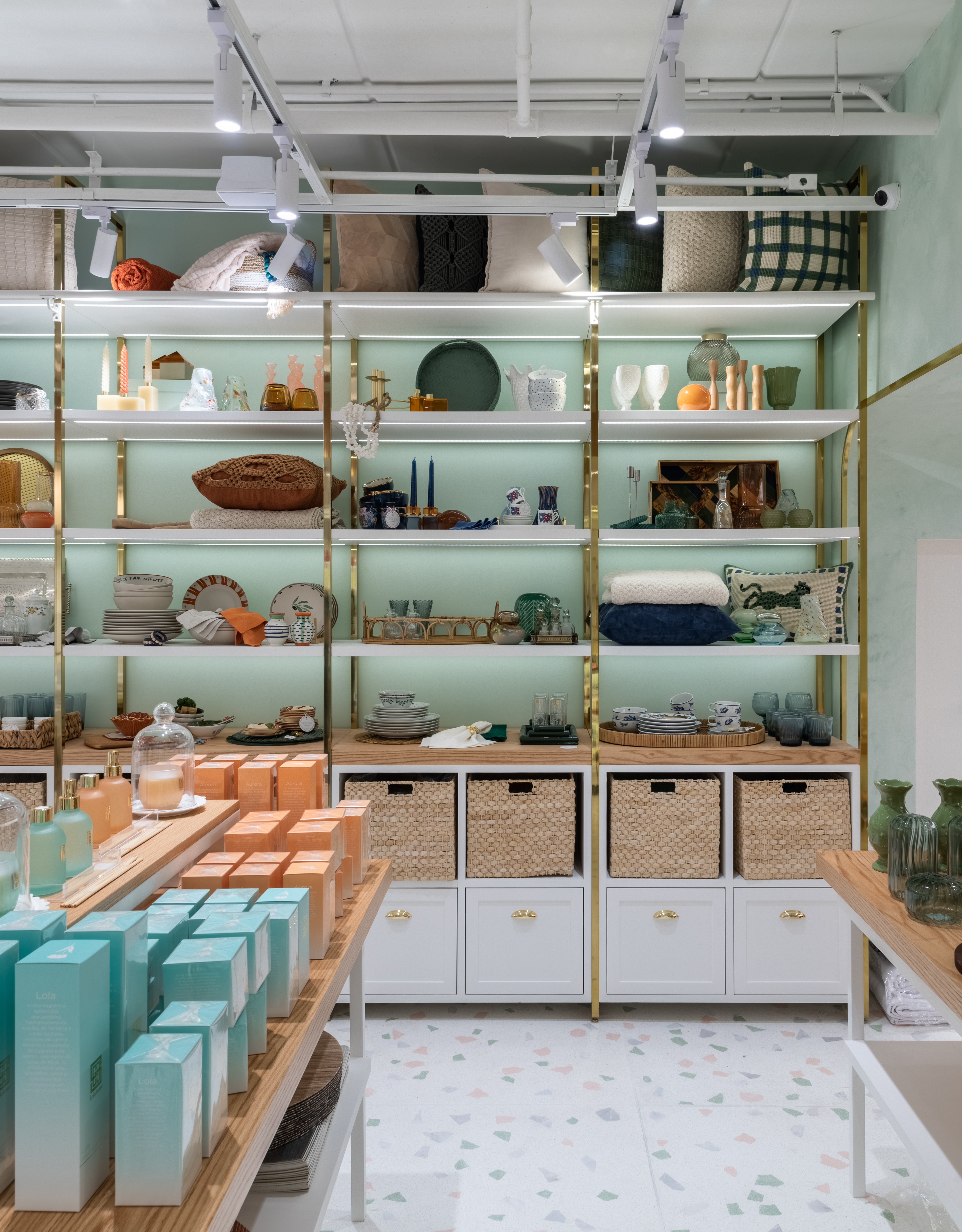 La foto muestra un estante verde claro lleno de utensilios domésticos y de cocina.