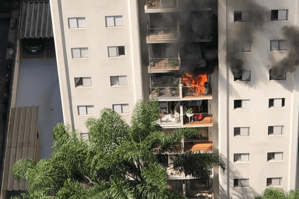Apartamento do sexto andar em chamas