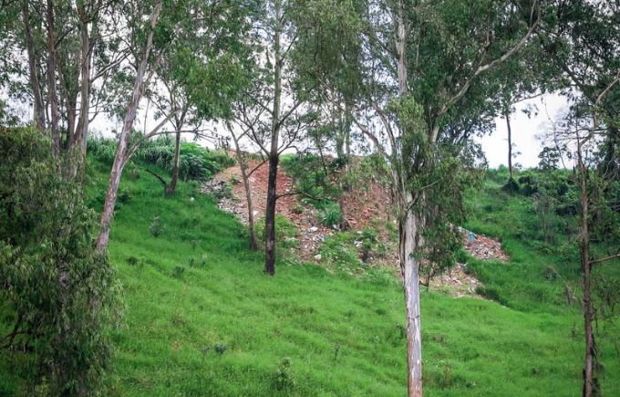 Despejo irregular de restos de materiais de construção em encosta de represa da Guarapiranga