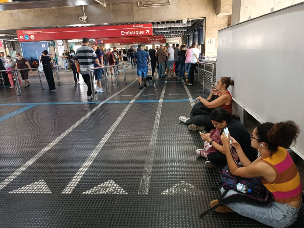 Greve do metrô: passageiros esperam sentados no chão pela abertura da estação Belém da linha 3-Vermelha do Metrô