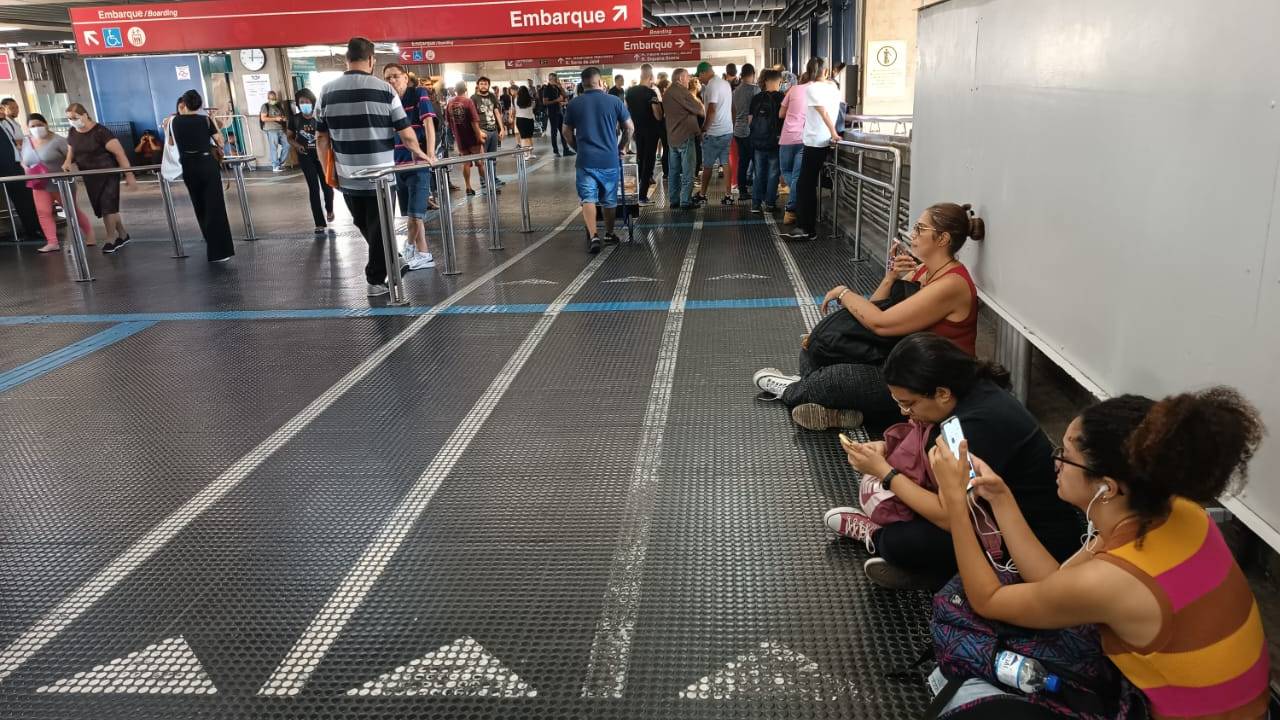 Greve do metrô: passageiros esperam sentados no chão pela abertura da estação Belém da linha 3-Vermelha do Metrô