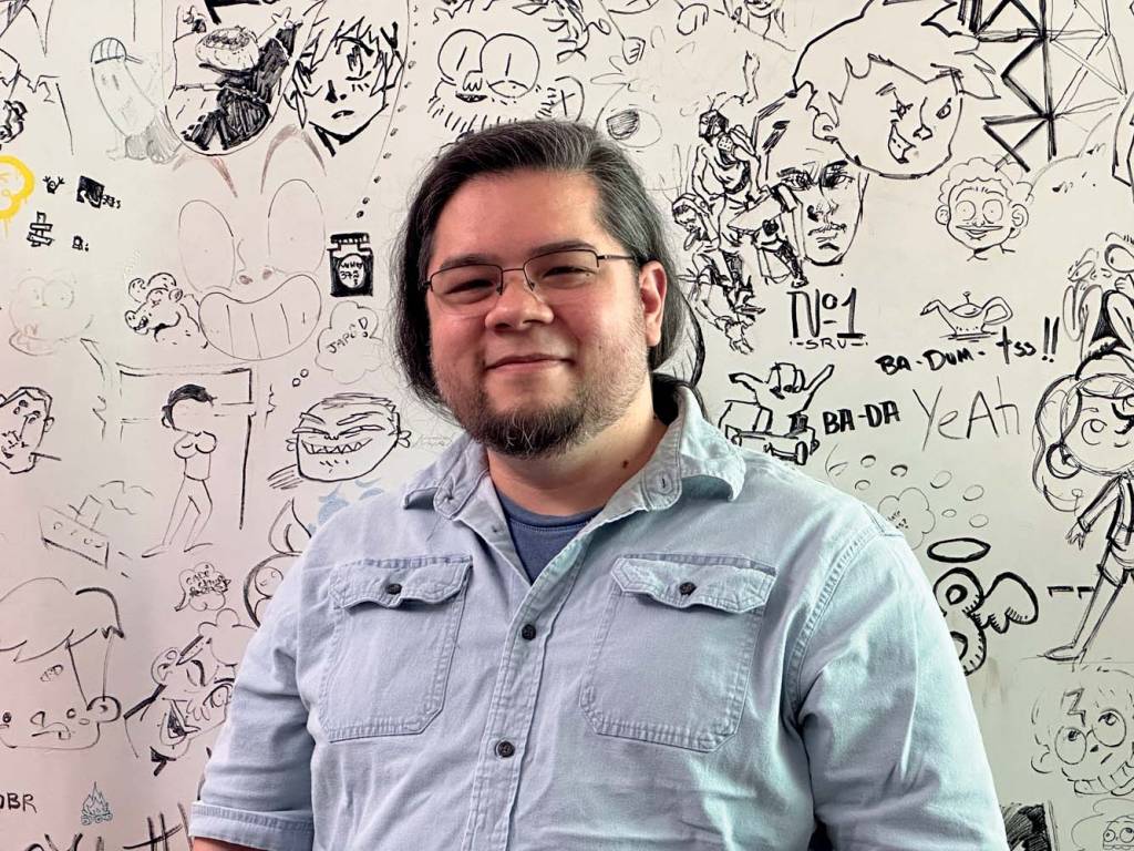 Split Studio Imagem msotra homem de camisa jeans e óculos, sorrindo