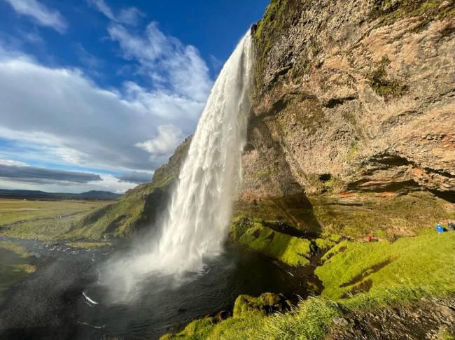 cenário com uma cachoeira