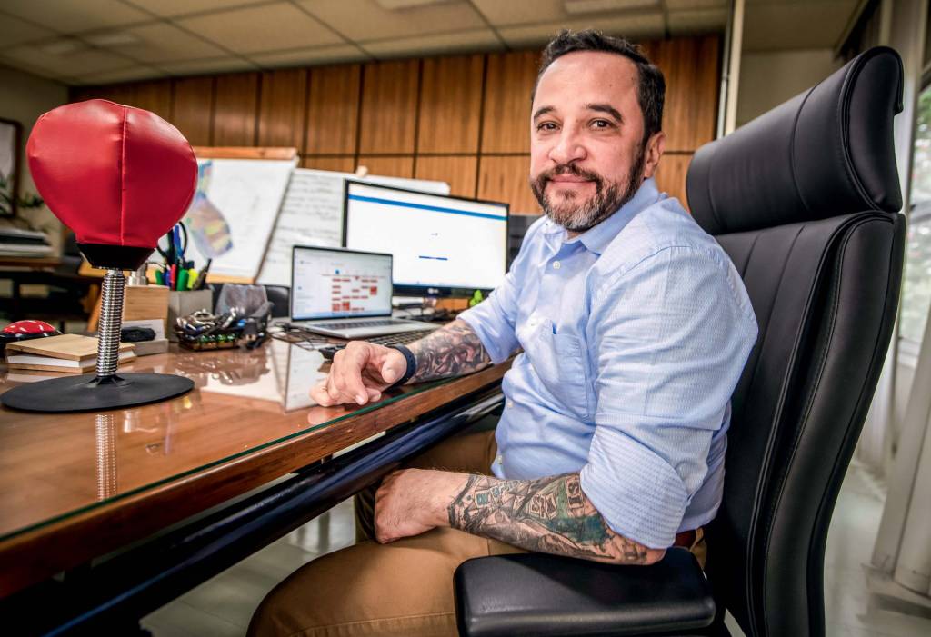 Leonardo Casal em seu gabinete. Ele está de camisa formal azul claro