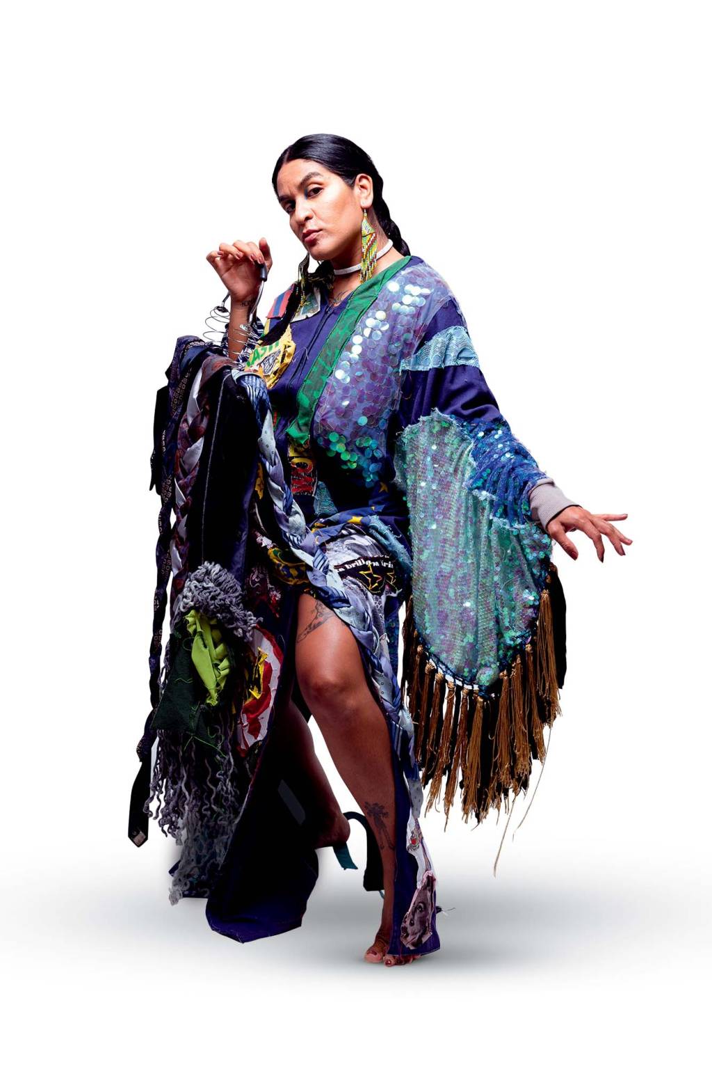 Imagem mostra mulher indígena com roupa brilhante azul