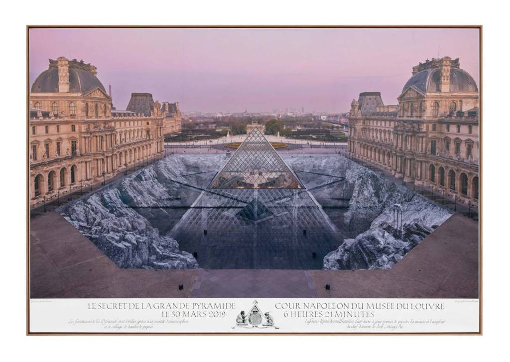 Imagem mostra pirâmide espelhada do Museu do Louvre com imenso mural no chão