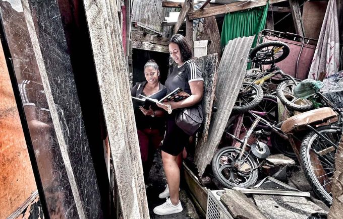 À frente, Maria Aparecida em sua primeira visita no programa busca ativa em uma comunidade da Zona Sul de São Paulo; atrás, Elenice, uma das mais experientes