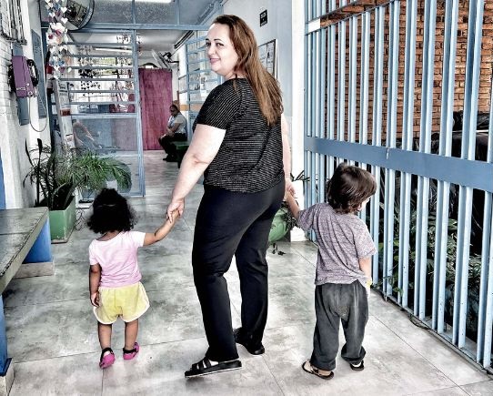 Patrícia, uma das mães guardiãs do programa da prefeitura, atua em uma unidade escolar que atende crianças