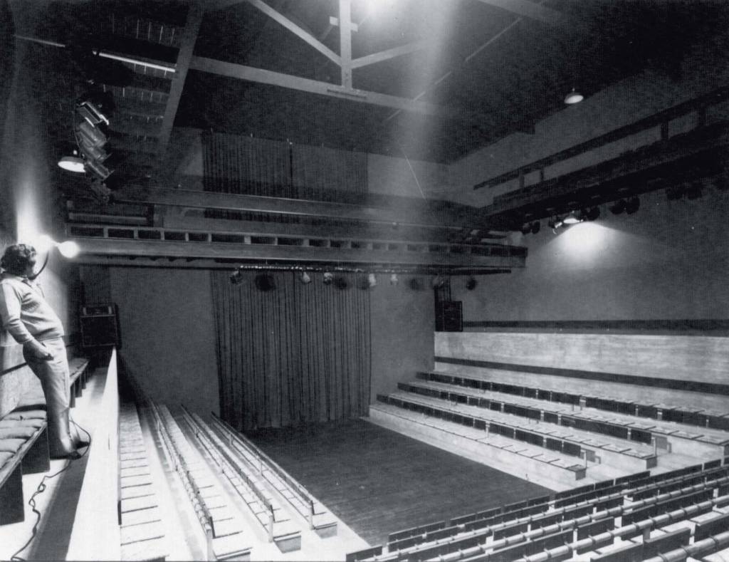 Foto em preto e branco de antigo espaço teatral do Célia Helena.