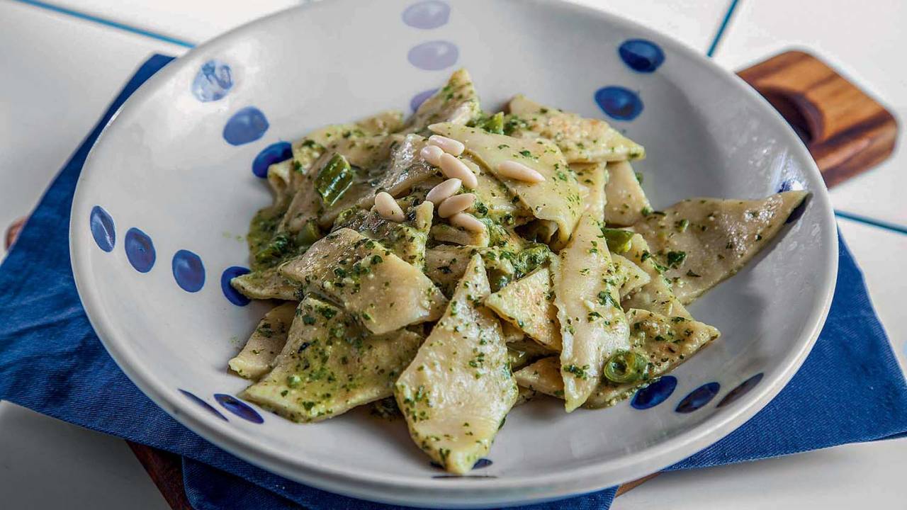 Prato fundo de cerâmica com pasta ao pesto