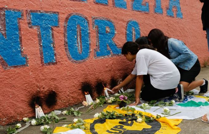 Velas e flores marcam homenagem às vítimas do ataque de um jovem em escola da Zona Oeste