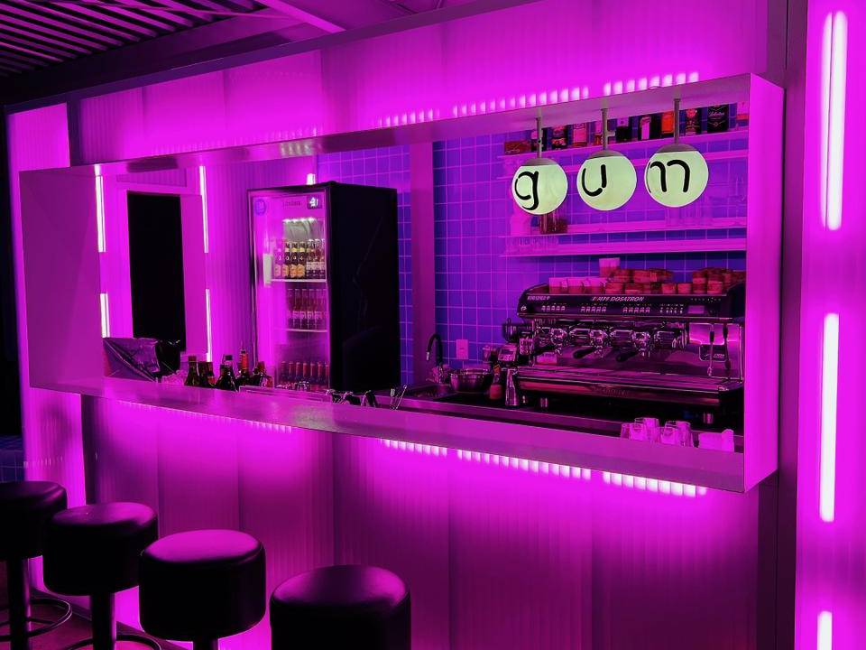 Balcão de bar iluminado com cor roxa