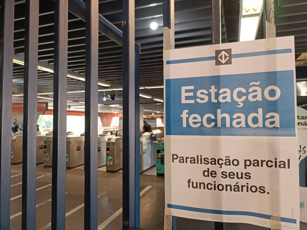 Metrô volta a operar parcialmente