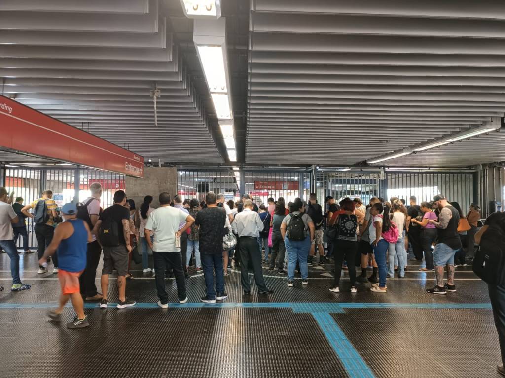 Passageiros esperam a reabertura da estação Belém, da Linha 3 - Vermelha.