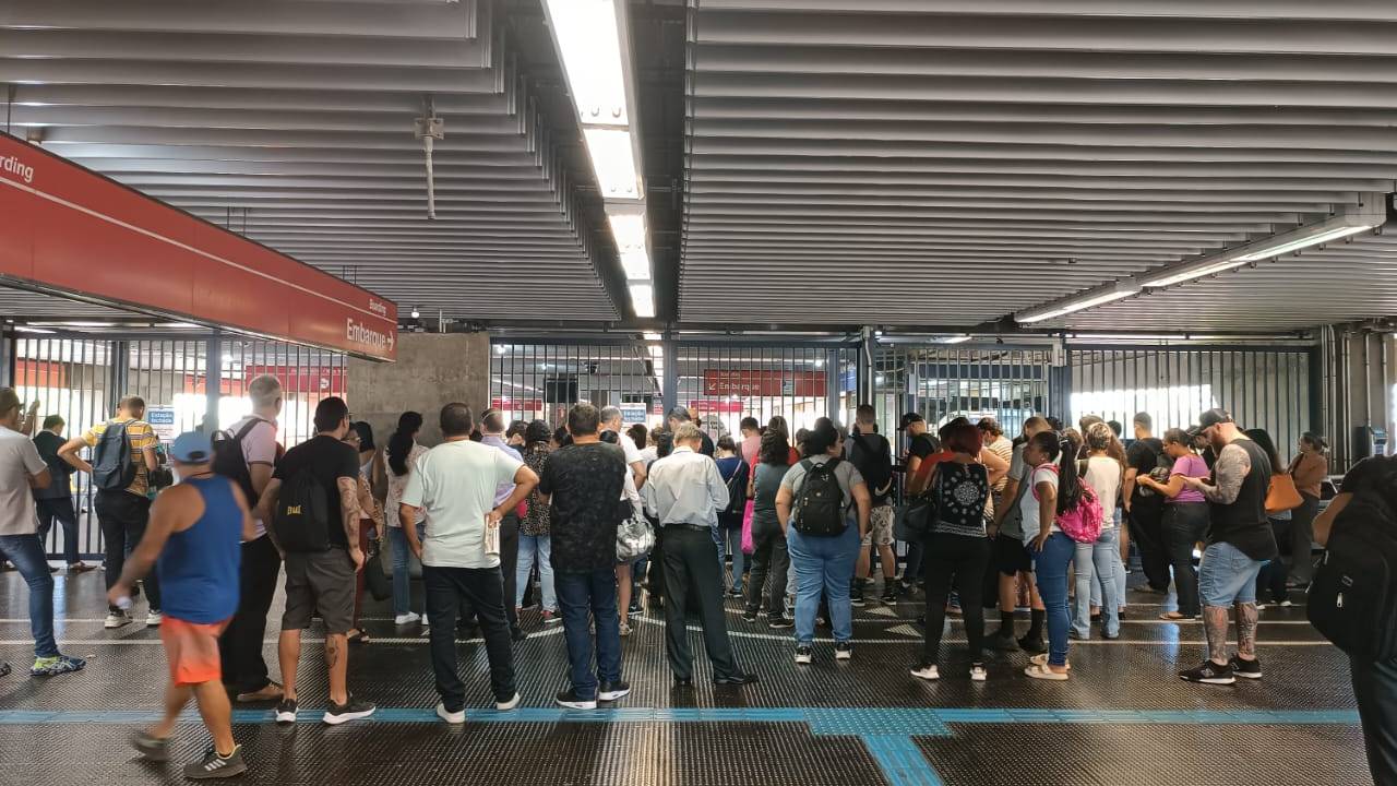 Passageiros esperam a reabertura da estação Belém, da Linha 3 - Vermelha.