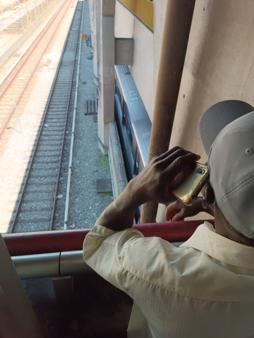 Passageiro aguarda a retomada da Linha 1 - Vermelha.