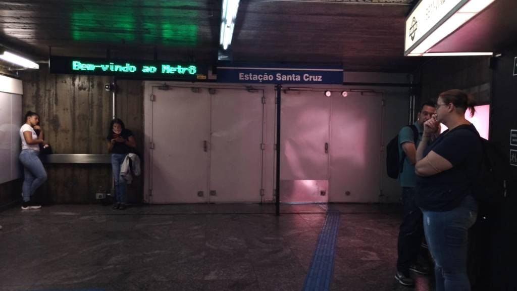Portões da estação Santa Cruz, da Linha 1 - Azul, permanecem fechados. Somente o acesso à Linha 5 - Lilás está liberado.