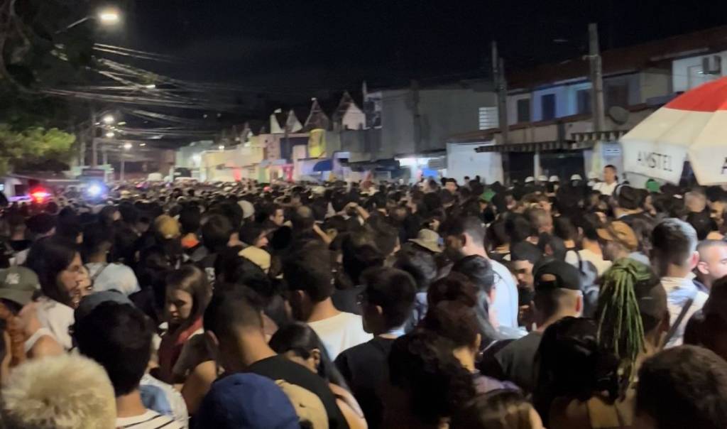 Grande número de pessoas na saída do primeiro dia do Lollapalooza Brasil 2023