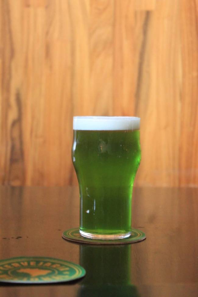 Pint com cerveja verde