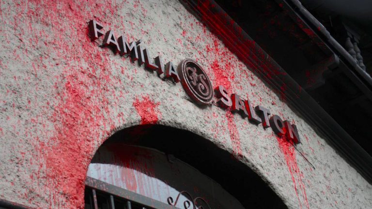 Mulheres do MST fazem protesto na loja de vinhos Salton, em São Paulo