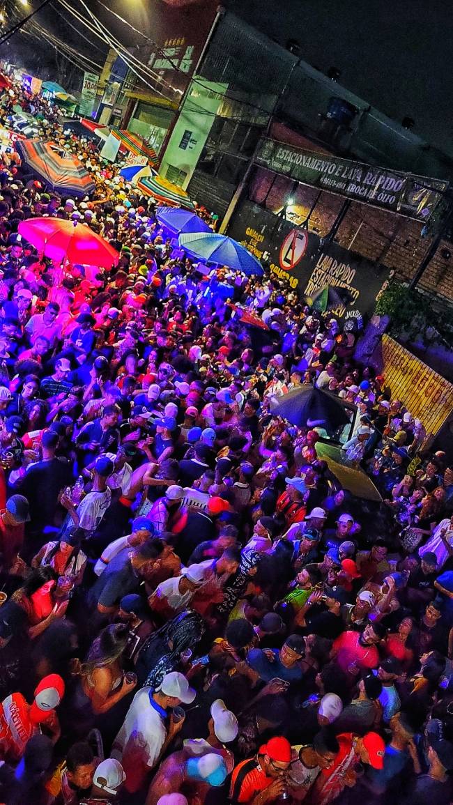 Centenas de pessoas em Baile em Paraisópolis