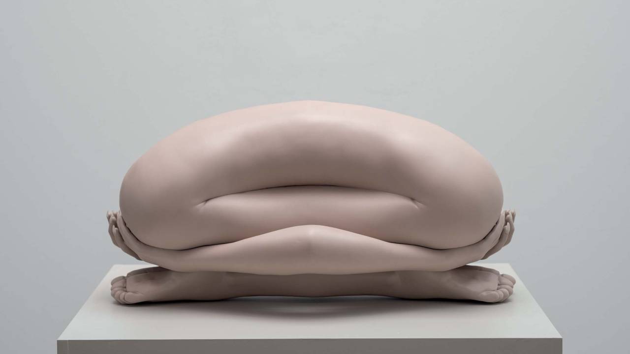 Imagem mostra escultura com aparência de pele de corpo humano