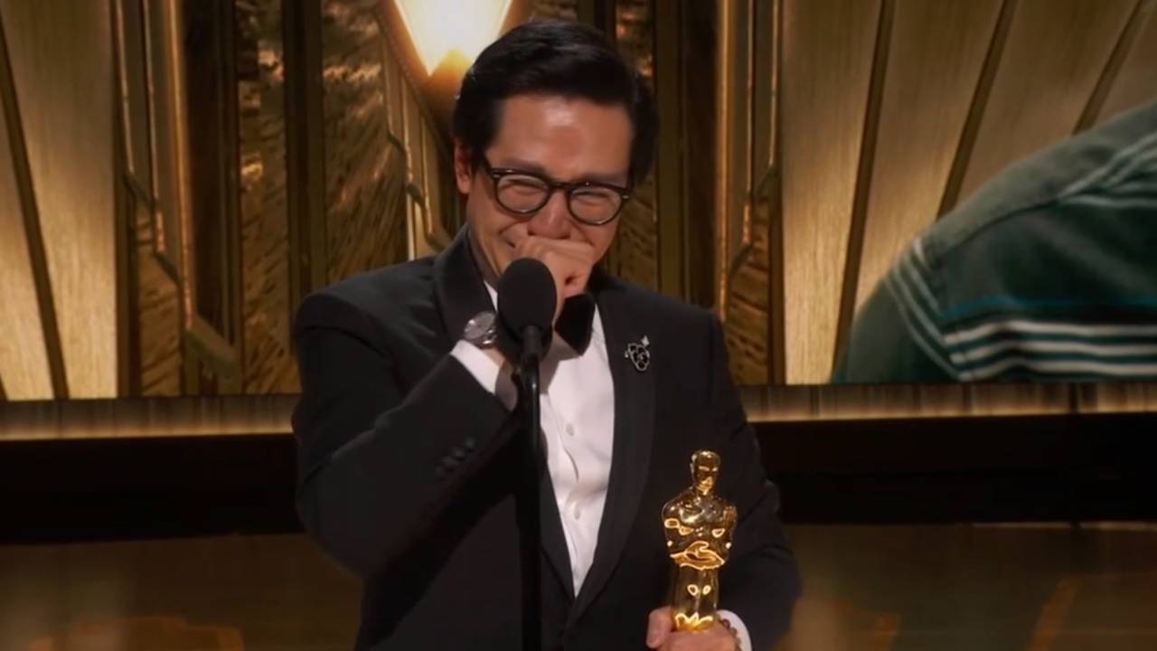 Ke Huy Quan emocionado no palco do Oscar