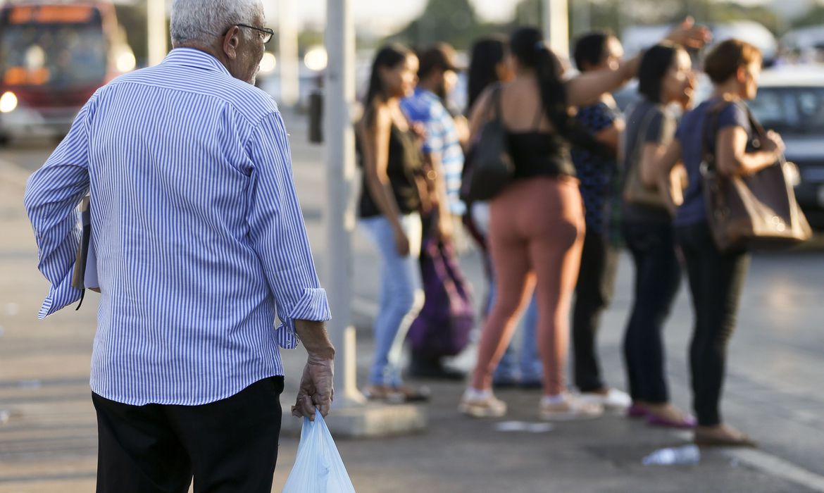 Idosos na região central de Brasília.